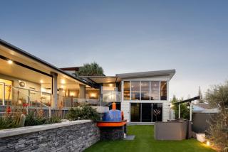 Striking Luxury Home with Garden & BBQ - 9