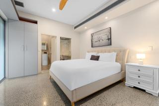 Striking Luxury Home with Garden & BBQ - 6