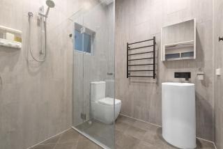 Striking Luxury Home with Garden & BBQ - 5