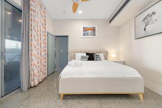 Striking Luxury Home with Garden & BBQ - 4