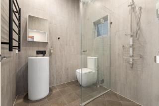 Striking Luxury Home with Garden & BBQ - 3