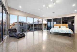 Striking Luxury Home with Garden & BBQ - 2