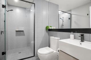 Heart CBD City Stylish 2BR Apt and Free Tram Gym - 5