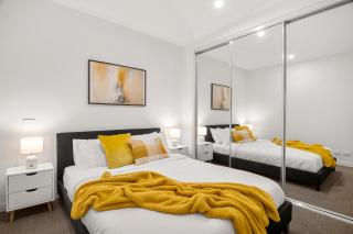 Heart CBD City Stylish 2BR Apt and Free Tram Gym - 9