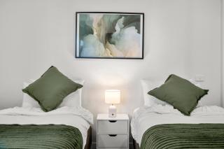 Heart CBD City Stylish 2BR Apt and Free Tram Gym - 6