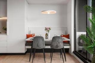 SkyHigh 2BR Heart CBD City Free Tram with Pool Gym - 4