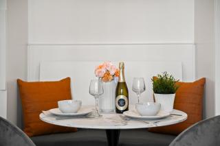 Central 2BR CBD Stylish Free Tram with Pool Gym - 9