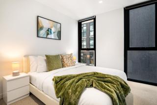 Spacious Panoramic 2BR Apt CBD Free Parking with Gym - 9