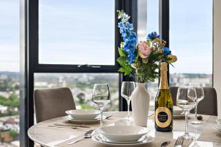 Spacious Panoramic 2BR Apt CBD Free Parking with Gym - 1