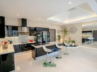 An Exceptional Luxury Villa Offering amazing lake view and refined living -  - 7