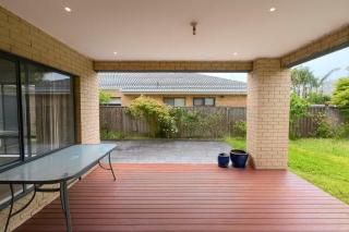 Contemporary Family Living at 4 Seafarer Way - 7