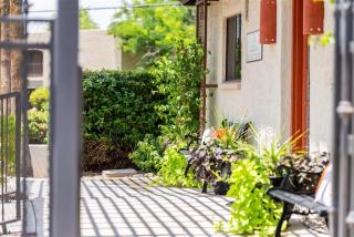 208 Fully Furnished 1BR Suite-Prime Location - 0