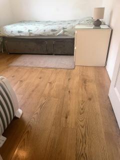 Compact single room A near Heathrow with 24 hour buses to all terminals - 1
