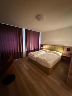 Turm Inn 24H Self Check In By H&H Hotels - 1