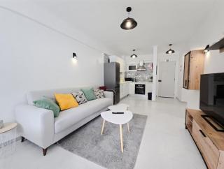 Cozy Airport Apartment - 0