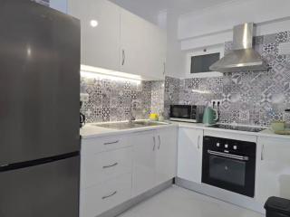 Cozy Airport Apartment - 8