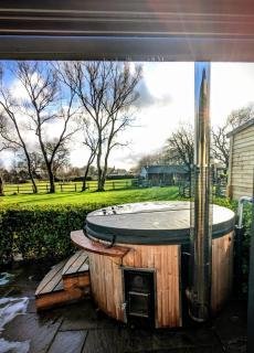 Luxury 2 Bed Cottage with Log Fire Hot Tub & Sauna - 0