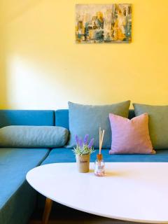 Sunny Central Apartment for 4 Guests 2 minutes from High Street - 0