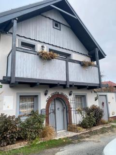 NAD STARÝM SKLEPEM - 8