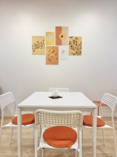 Top Centre 2BDR Apartment for 4 Guests next to Theater Tear and Laughter - 7