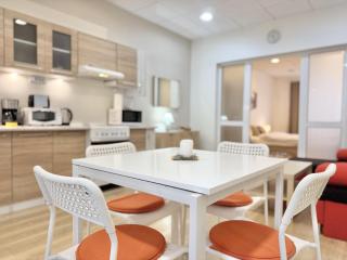 Top Centre 2BDR Apartment for 4 Guests next to Theater Tear and Laughter - 8