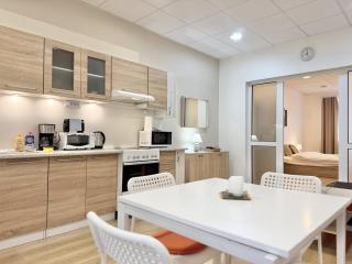 Top Centre 2BDR Apartment for 4 Guests next to Theater Tear and Laughter - 1