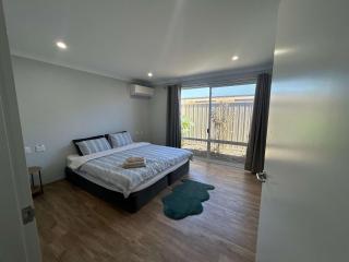 Spacious Karnup Home with 4 Bedrooms Modern Kitchen & Private Parking - 8