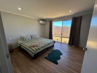 Spacious Karnup Home with 4 Bedrooms Modern Kitchen & Private Parking - 5