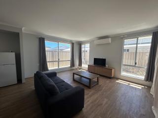 Spacious Karnup Home with 4 Bedrooms Modern Kitchen & Private Parking - 1