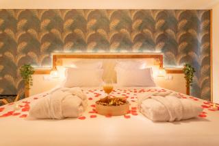 Suite Emeraude Sauvage - Balnéo Double et Sauna - 0