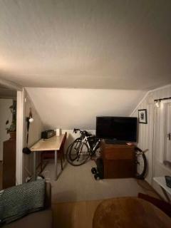 Cozy Little Yellow House - 6