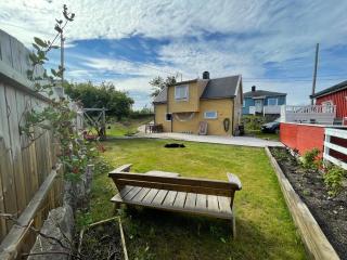 Cozy Little Yellow House - 9