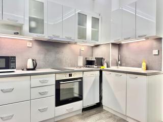 Top City Centre 1BDR Apartment next to Theater Tear and Laughter - 8