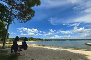 Romantic 3 Bedroom Apartment 150m from the beach & free parking spot - 8