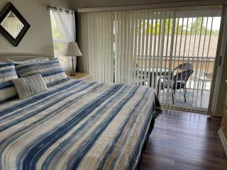 3bed, 2bath Townhouse with Pool, close to the Beach - 2