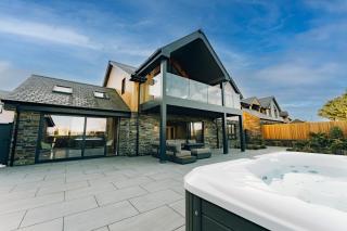 Luxury holiday home with HOT TUB - 0