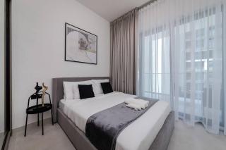 Cozy 1BR apartment Binghatti Canal Business Bay - 1