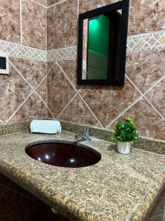 QUARTO BASICO EM POUSADA PERTO DE TUDo - 7