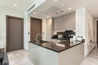 High-Rise 1BR Apartment with Burj Khalifa view - 9