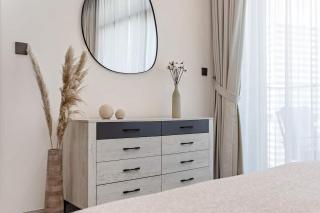 High-Rise 1BR Apartment with Burj Khalifa view - 4