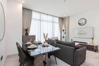 High-Rise 1BR Apartment with Burj Khalifa view - 3