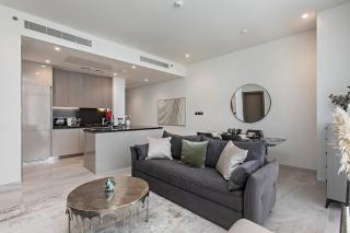 High-Rise 1BR Apartment with Burj Khalifa view - 2