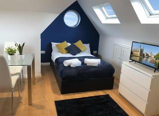 Cosy Loft Retreat off Vibrant Mill Road just minutes from station - 0