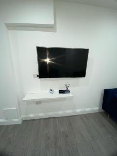 Modern 2BR Flat in London, free parking,Contractors - 2