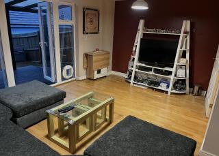 Entire Family Entertainment Holiday Home - 3 x Floors - Free Parking - Games Room - Private Garden - Workspace and Wifi 112mb - Self Check-in - 0