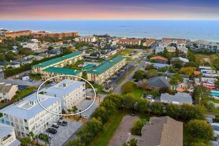 Castawaves - Massive Luxurious Home Near the Beach with Large Outdoor Pool Area & Putting Green - 3
