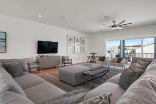 Castawaves - Massive Luxurious Home Near the Beach with Large Outdoor Pool Area & Putting Green - 2