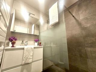 City chic living two bedroom apartment - 7