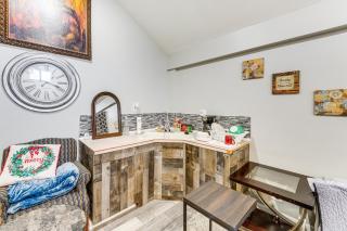 8 Mi to Dtwn CLE Cozy Couples Retreat with Gym! - 6