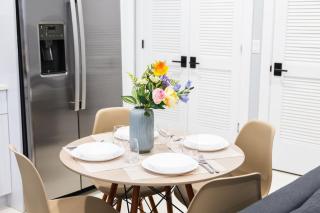 20 Minutes to Times Square, Stylish 2 Bedroom Apartment - 2